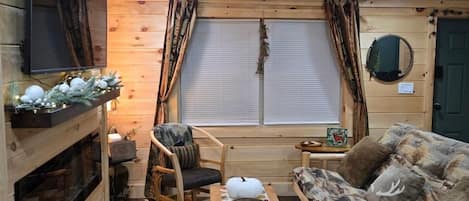 Älytelevisio, takka, pöytäjalkapallopöytä