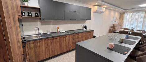 Kjøleskap, mikrobølgeovn, ovn og oppvaskmaskin