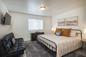 3 bedrooms, iron/ironing board, WiFi, bed sheets