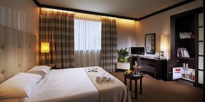 Zimmersafe, Schreibtisch, Verdunkelungsvorhänge, Babybetten