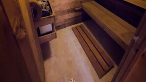 Eine Holzauszeit mit Bänken und einem Lagerraum für Holzscheite.