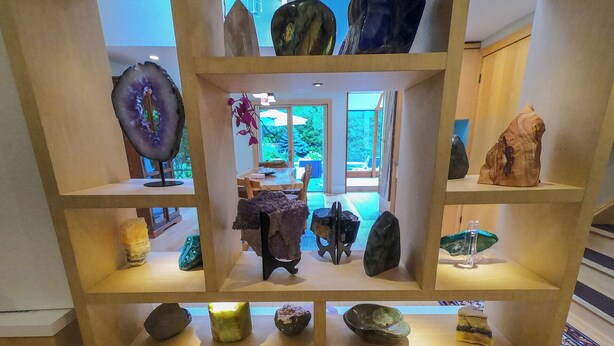 Eine Sammlung verschiedener Mineralien und Gesteine auf Regalen.