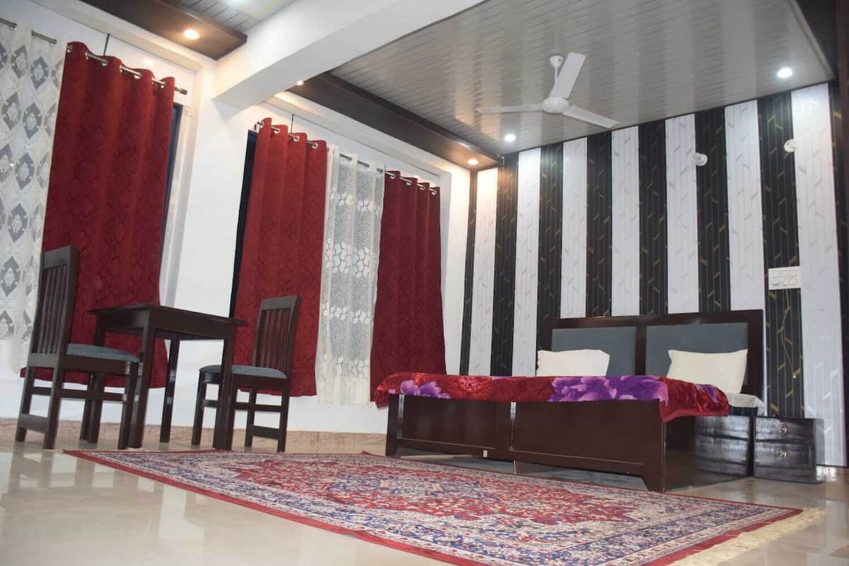 1 bedroom, desk, rollaway beds, bed sheets