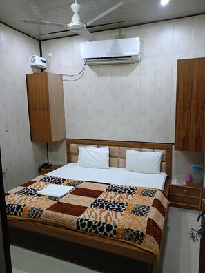 1 bedroom, desk, rollaway beds, bed sheets