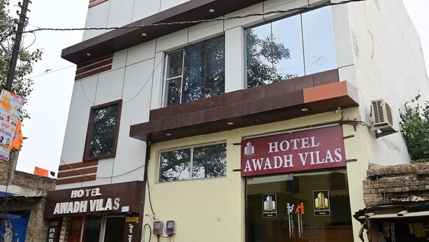 Un edificio a due piani con un cartello che indica 'Hotel Awadh Vilas'.