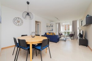 Living area - PROARQUINSA S.A. offers you temporary luxury apartments in Madrid. (Madrid)