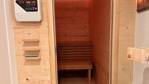 Ein Raum für eine Holzsauna mit einer Bank und einer Steuerung.