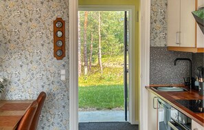 Fridge, coffee/tea maker