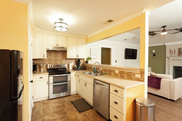 Kjøleskap, mikrobølgeovn, ovn og kokeplater