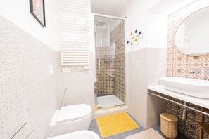 Bruser, hårtørrer, bidet