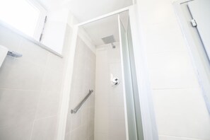 Bruser, hårtørrer, bidet