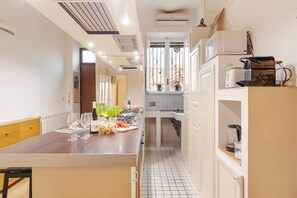 Kühlschrank, Mikrowelle, Ofen, Wasserkocher mit Kaffee-/Teezubehör