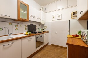 Refrigerador, horno, lavavajillas, cafetera/tetera