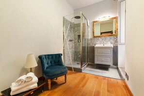 Douche, sèche-cheveux, serviettes fournies