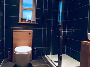 Shower, hair dryer, towels, toilet paper - Carn Mhor Lodge, Aviemore (Aviemore)
