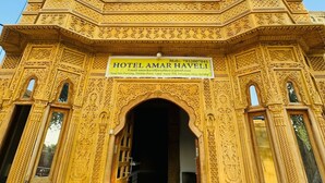 A building with intricate carvings and a sign that reads "HOTEL AMAR HAVELI." - Hotel Amar Haveli (Jaisalmer)