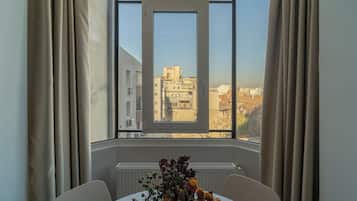 Comfort appartement, 2 slaapkamers, balkon, uitzicht op stad | Woonruimte | Een 42-inch smart-tv met kabelzenders, Netflix en streamingdiensten