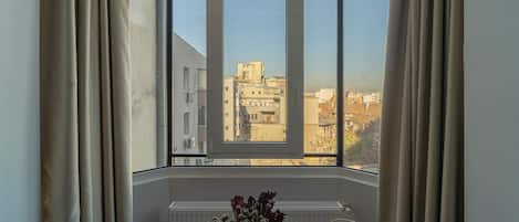 Comfort appartement, 2 slaapkamers, balkon, uitzicht op stad | Woonruimte | Een 42-inch smart-tv met kabelzenders, Netflix en streamingdiensten