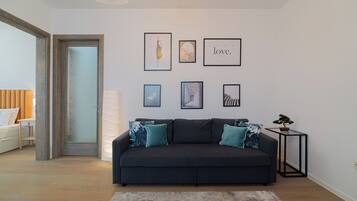 Comfort appartement, 2 slaapkamers, balkon, uitzicht op stad | Woonruimte | Een 42-inch smart-tv met kabelzenders, Netflix en streamingdiensten