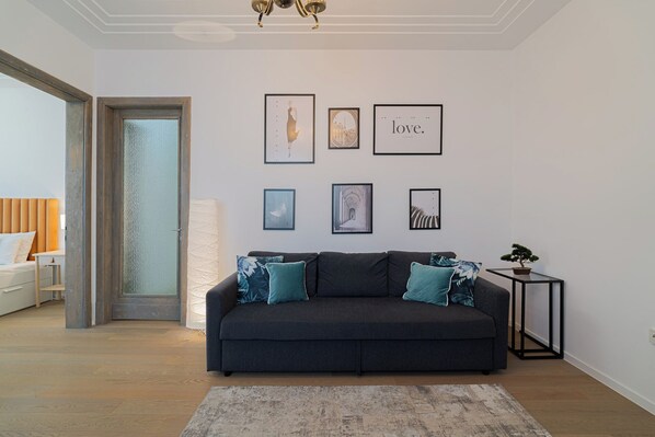 Apartament Comfort, 2 dormitoris, balcó, vistes a la ciutat | Sala d'estar | Televisor intel·ligent de 42 polzades amb canals per cable i Netflix 