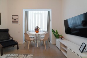 Apartemen Comfort, 2 kamar tidur, balkon, pemandangan kota | Area keluarga | Smart TV 42-inci dengan saluran TV kabel, Netflix, dan layanan streaming