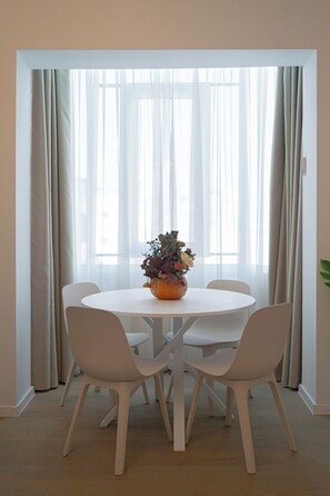 Comfort-Apartment, 2 Schlafzimmer, Balkon, Stadtblick | Wohnbereich