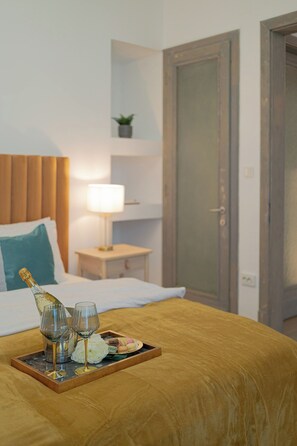 Comfort Apartment, 2 Bedrooms, Balcony, City View | 2 bedrooms, blackout drapes, iron/ironing board, free WiFi - Top-Floor Romanian Athenae 2BR Apartment, Quiet City Views (Bucharest)