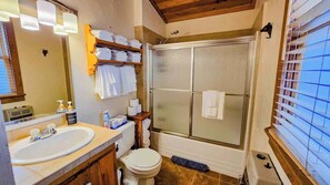 Chuveiro, produtos de toalete biodegradáveis, secador de cabelo 