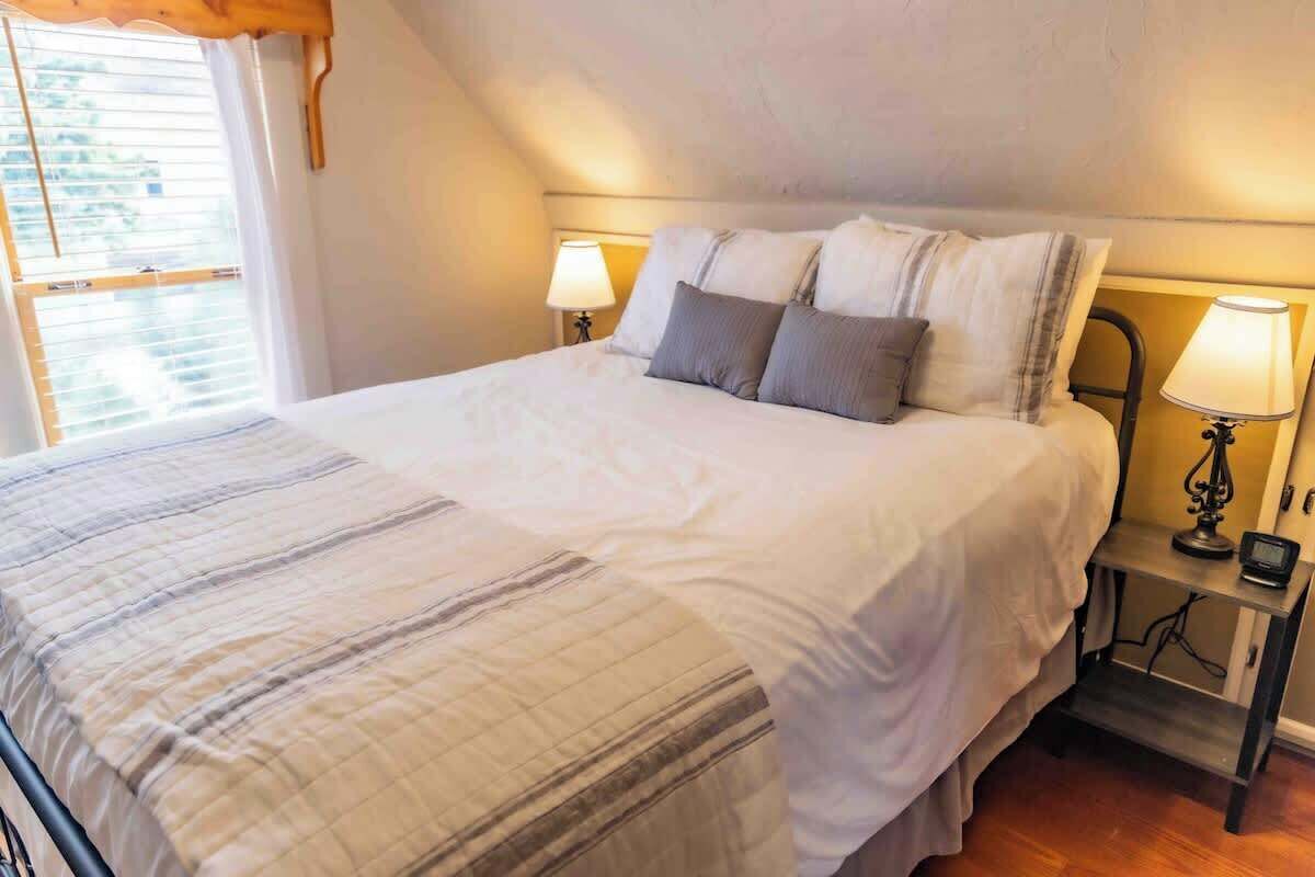 2 quartos, escrivaninha, ferros/tábuas de passar roupa