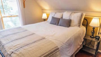 2 quartos, escrivaninha, ferros/tábuas de passar roupa