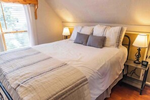 2 quartos, escrivaninha, ferros/tábuas de passar roupa