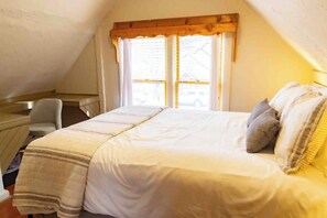 2 bedrooms, desk, iron/ironing board, free WiFi - Waggin' Trails - Pet Friendly - Downtown (Red Lodge)