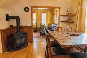 Interior - Waggin' Trails - Pet Friendly - Downtown (Red Lodge)