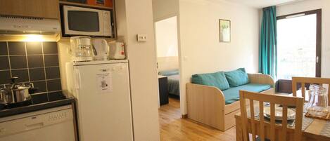 Kühlschrank, Mikrowelle, Herdplatte, Geschirrspüler