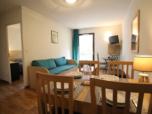 TV - Charming 1-bedroom with balcony, parking, near park (Bagnères-de-Luchon)