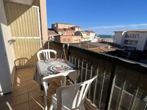 Outdoor dining - Affordable studio for 4 with balcony near the beach (Valras-Plage)