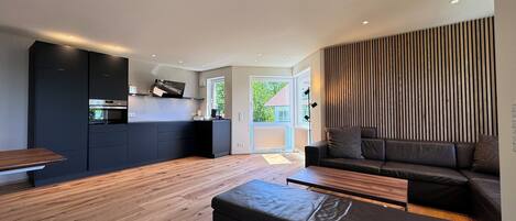 Een televisie, een dvd-speler en een stereo