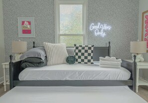 4 habitaciones, tabla de planchar con plancha, wifi y ropa de cama 