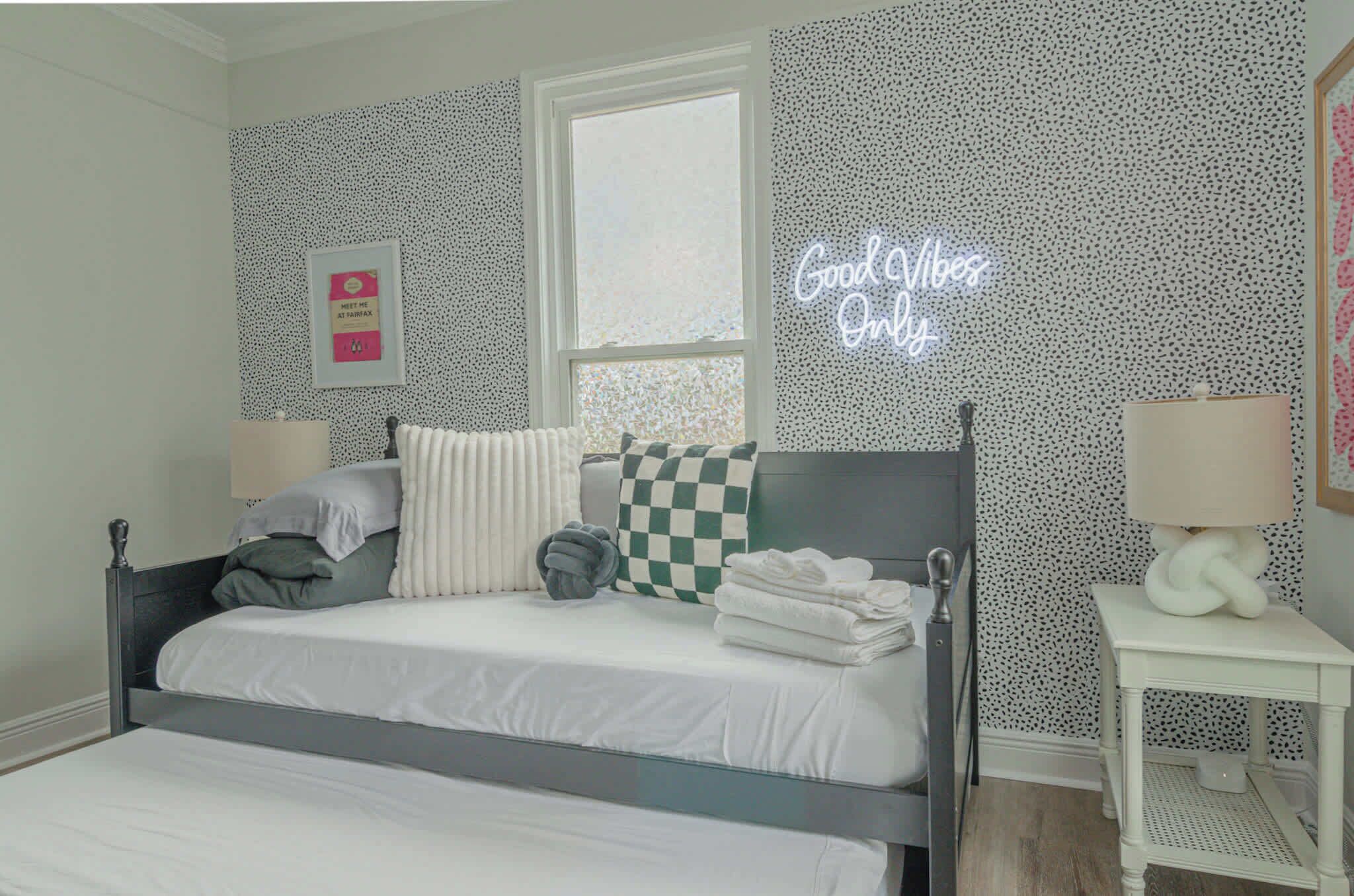 4 bedrooms, iron/ironing board, WiFi, bed sheets