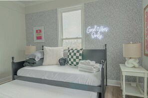 4 habitaciones, tabla de planchar con plancha, wifi y ropa de cama 