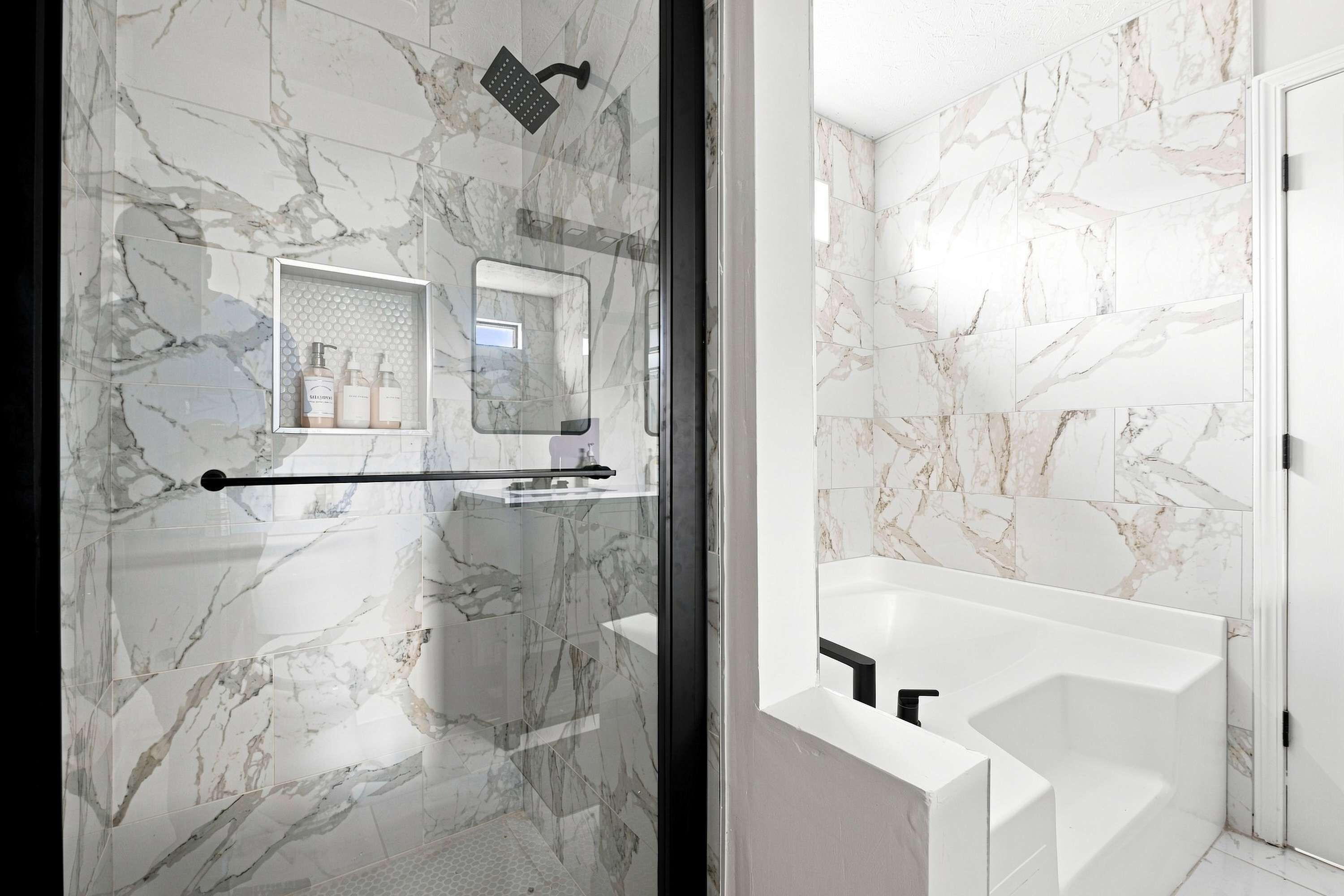 Douche, séchoir à cheveux, shampooing
