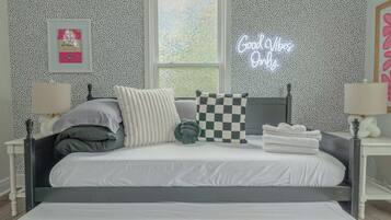 4 habitaciones, tabla de planchar con plancha, wifi y ropa de cama