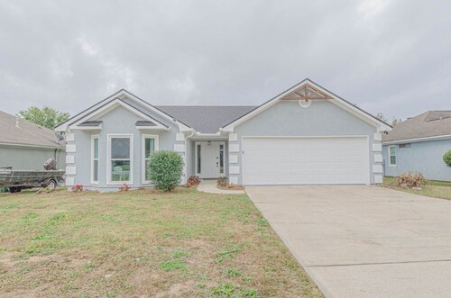 6-Bed Artistic Home with Game room