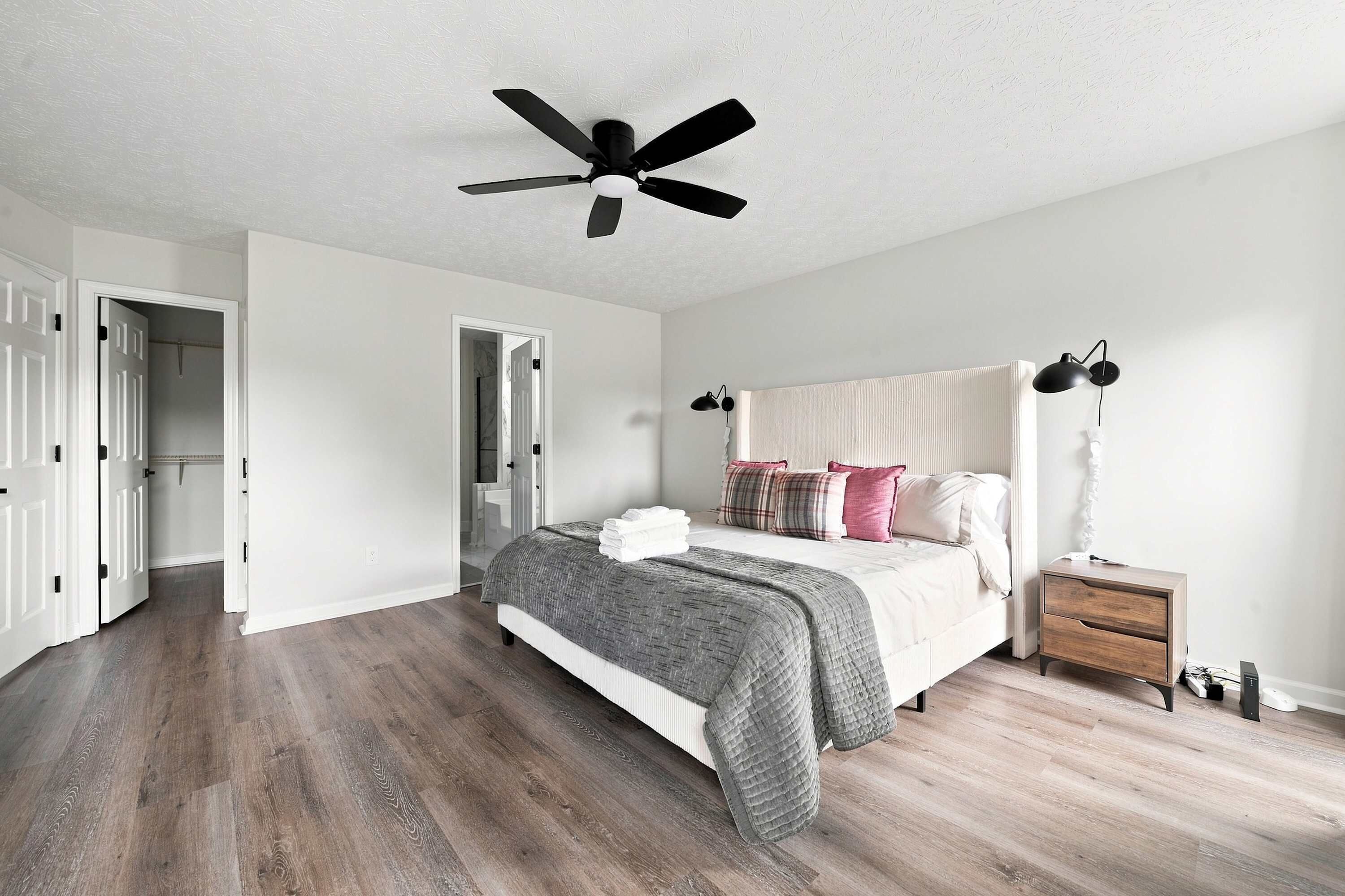 4 bedrooms, iron/ironing board, WiFi, bed sheets
