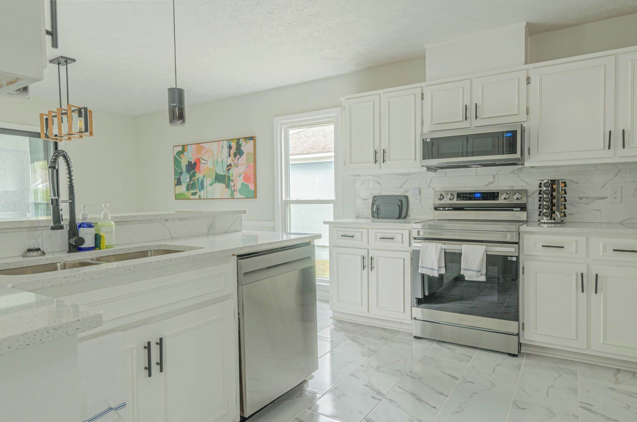 Refrigerador, microondas, horno y parrilla de estufa 