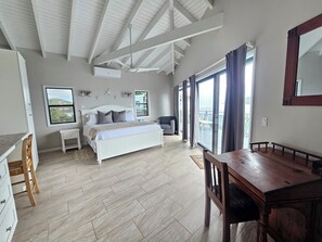 4 bedrooms, desk, free WiFi, bed sheets
