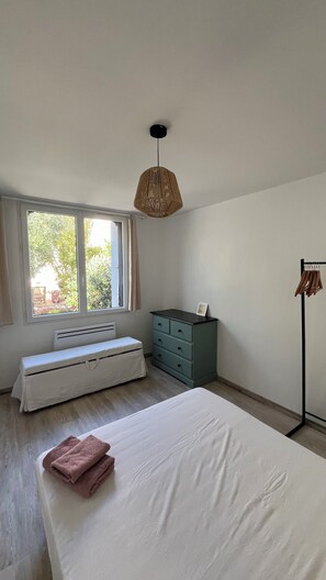 1 bedroom, bed sheets