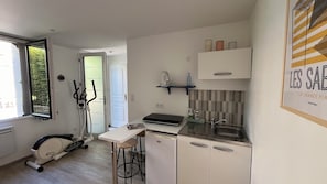 Refrigerador, microondas, parrilla de estufa y tetera eléctrica 