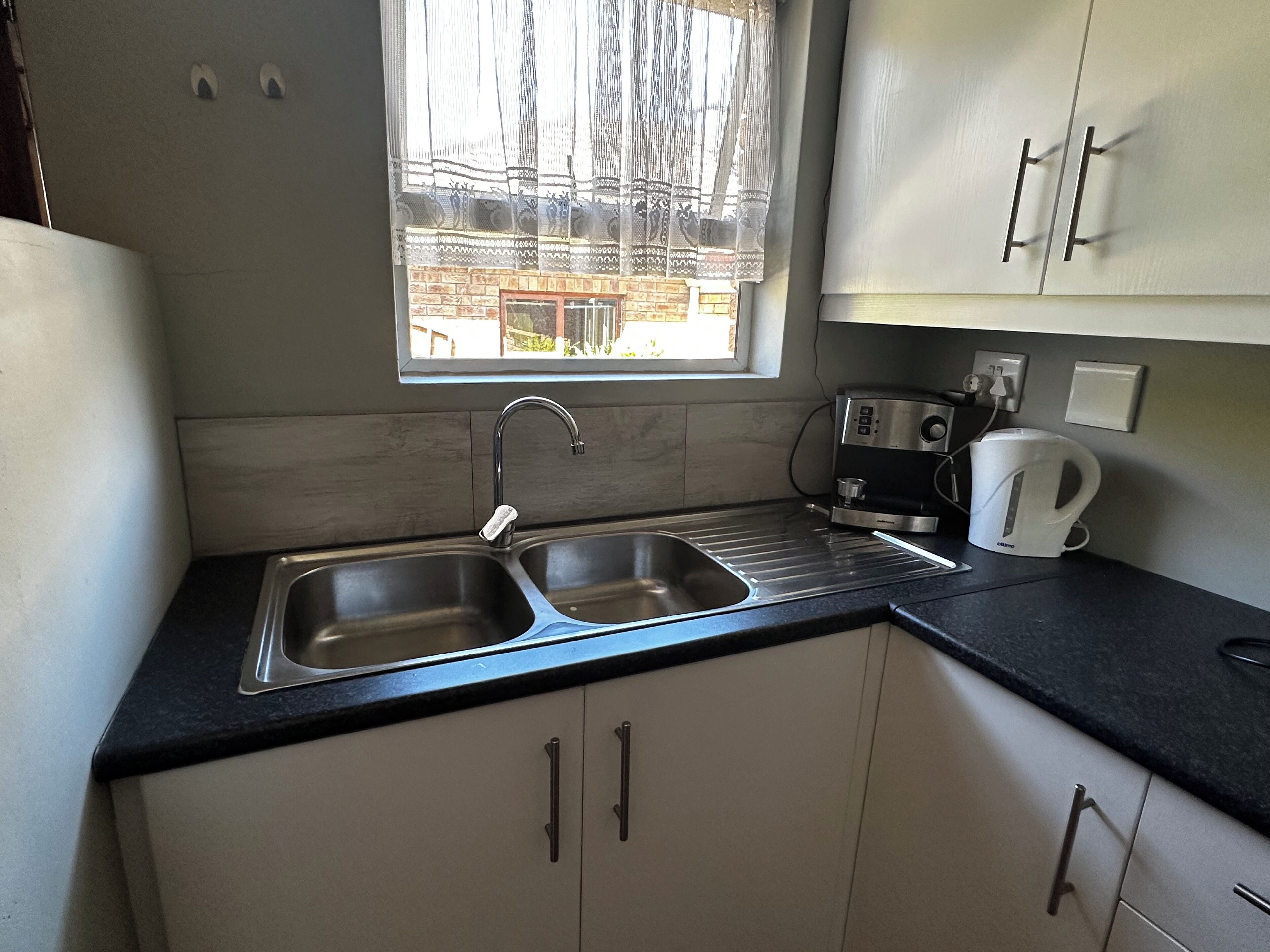 Micro-ondes, plaque de cuisson, cafetière/bouilloire, grille-pain