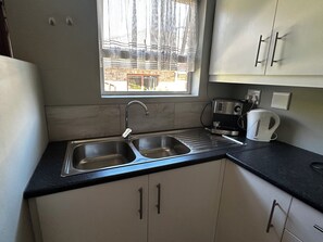 Mikrobølgeovn, kokeplater, kaffetrakter/tekoker og brødrister